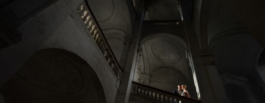 nevěsta s ženichem na schodišti v Louckém klášteře ve Znojmě