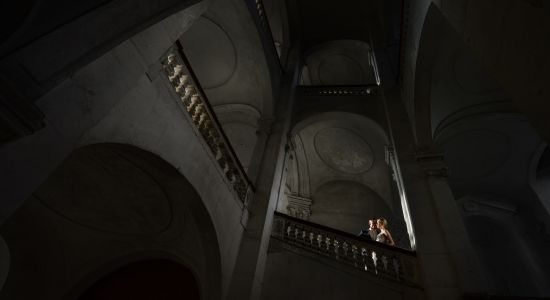 novomanželé na schodišti v Louckém klášteře