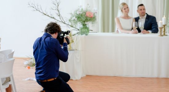 Pohled do tvorby svatebního videa kameramana Martin Lyska s novomanželi