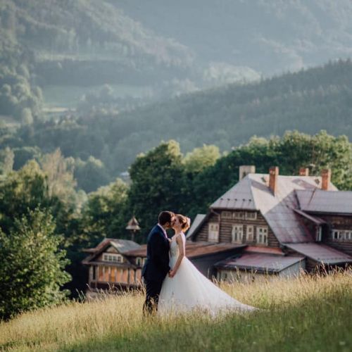 novomanželský polibek u zvoničky na Horečkách v Rekovicích s výhledem na Javorník