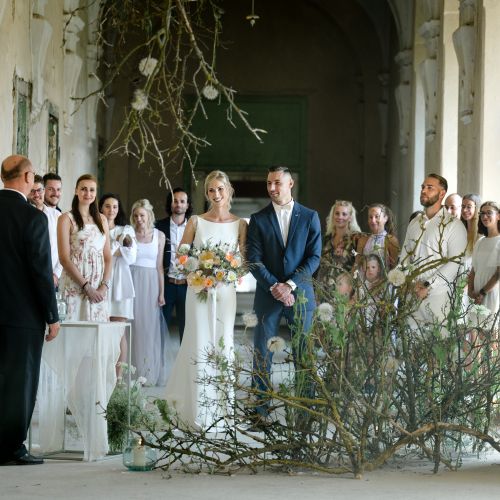 svatební obřad na chodbě Louckého kláštera ve Znojmě