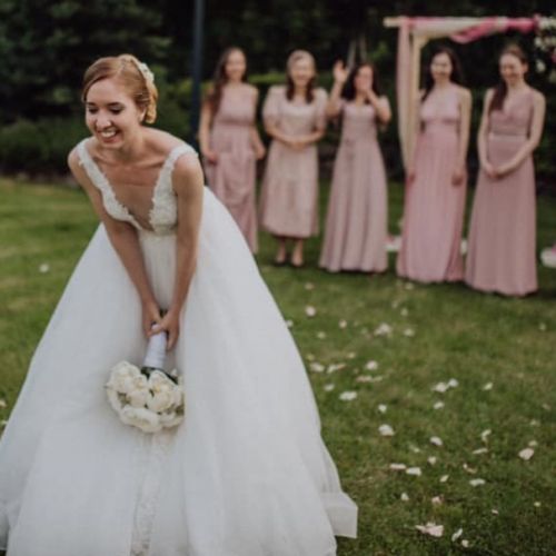 nevěsta hází svatební kytici nezadaným dívkám ve Frenštátě pod Radhoštěm