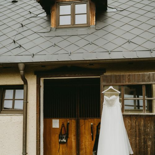 vrata do stájí se svatebními šaty v Penzionu nad stájí