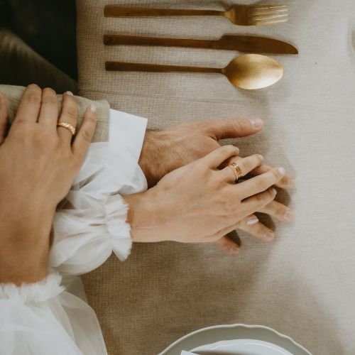 svatební doteky na hostině před polévkou