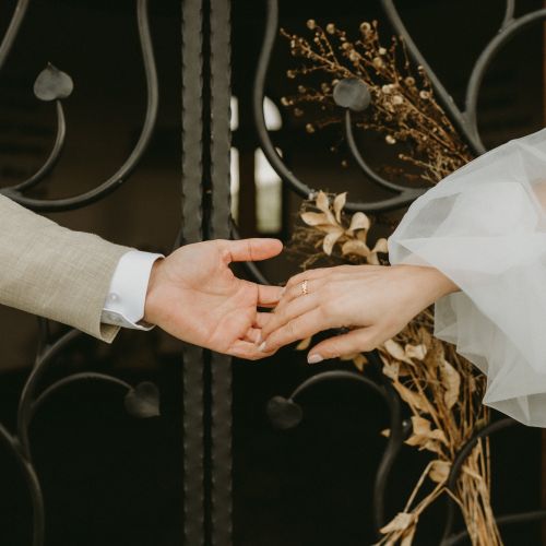 doteky rukou nevěsty a ženicha