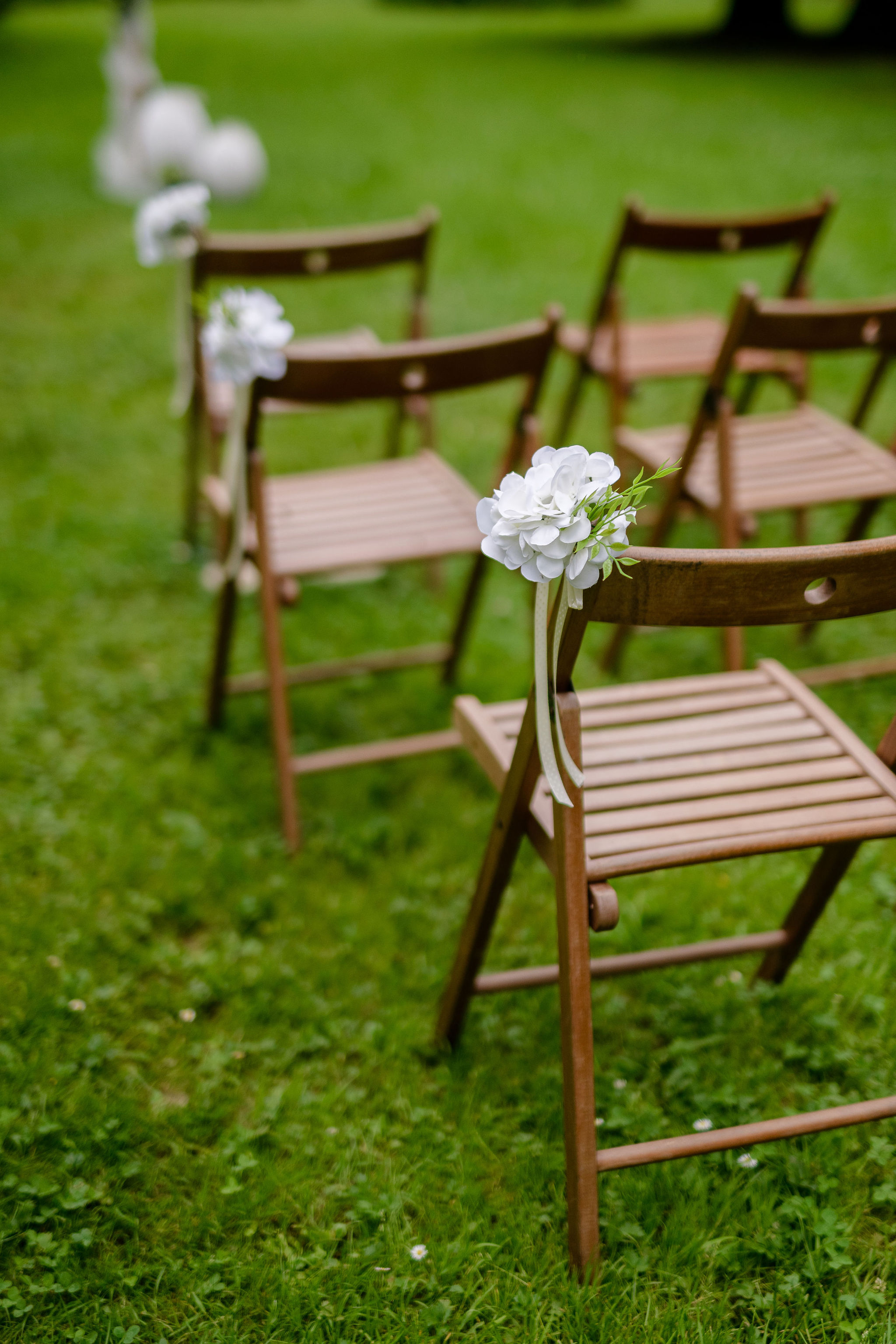 židličky s výzdobou na svatebním obřadu U Slámy v Háji ve Slezsku - Lhota