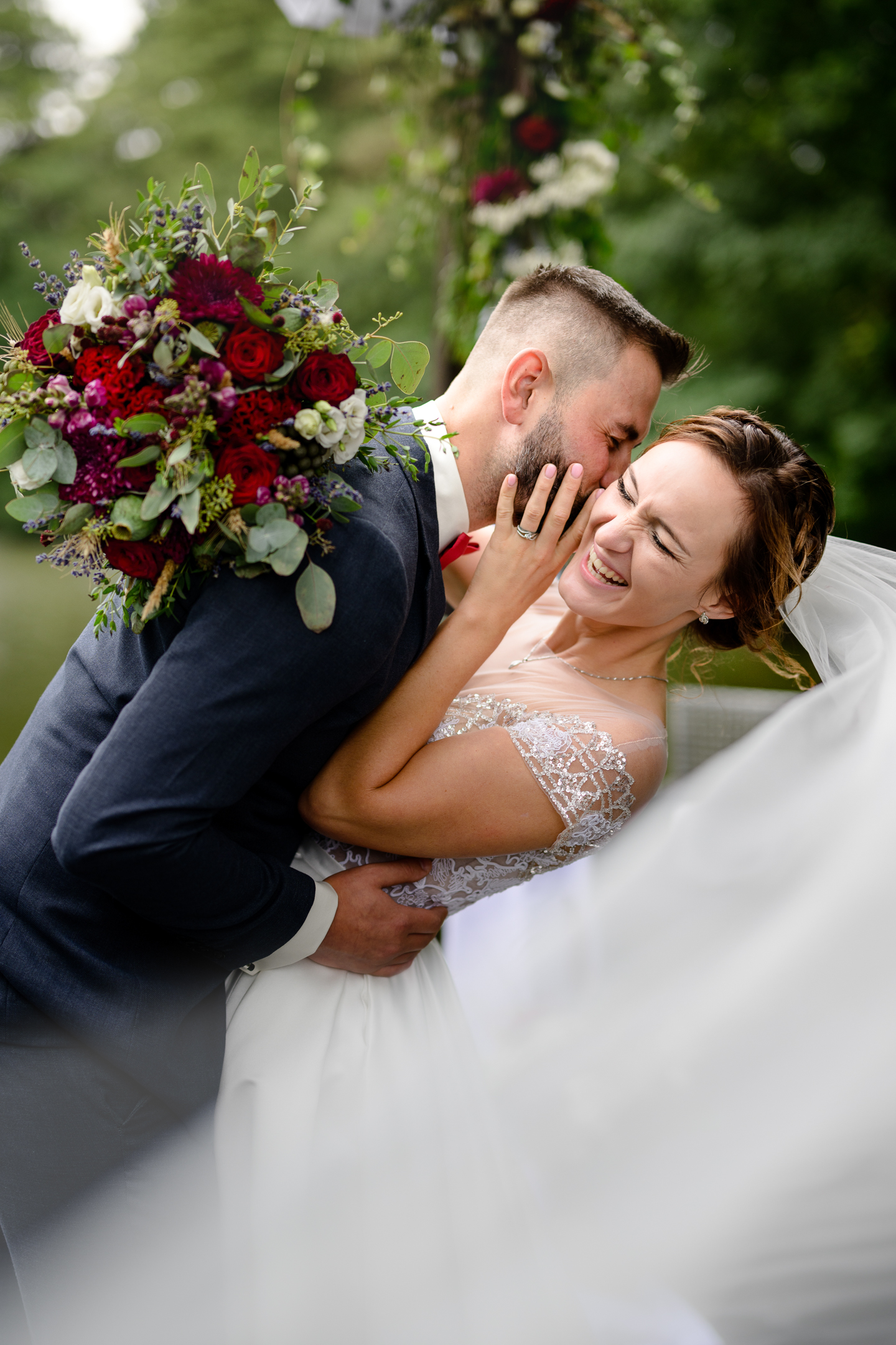 rozesmátá nevěsta při políbení ženichem Resort Mlýn Černovice