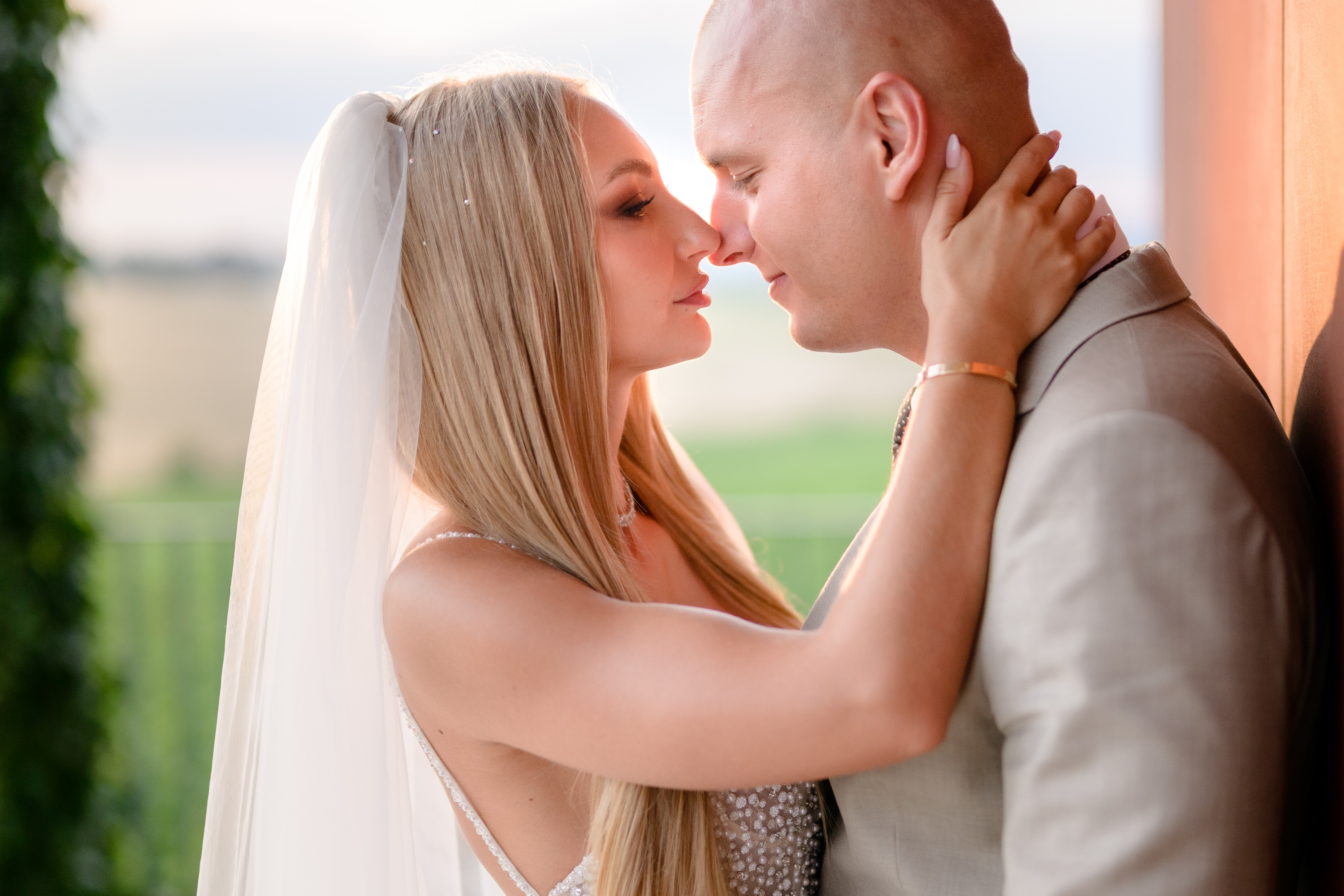 polibek nevěsty a ženicha při natáčení svatebního videa a fotografování Vinařství Obelisk 