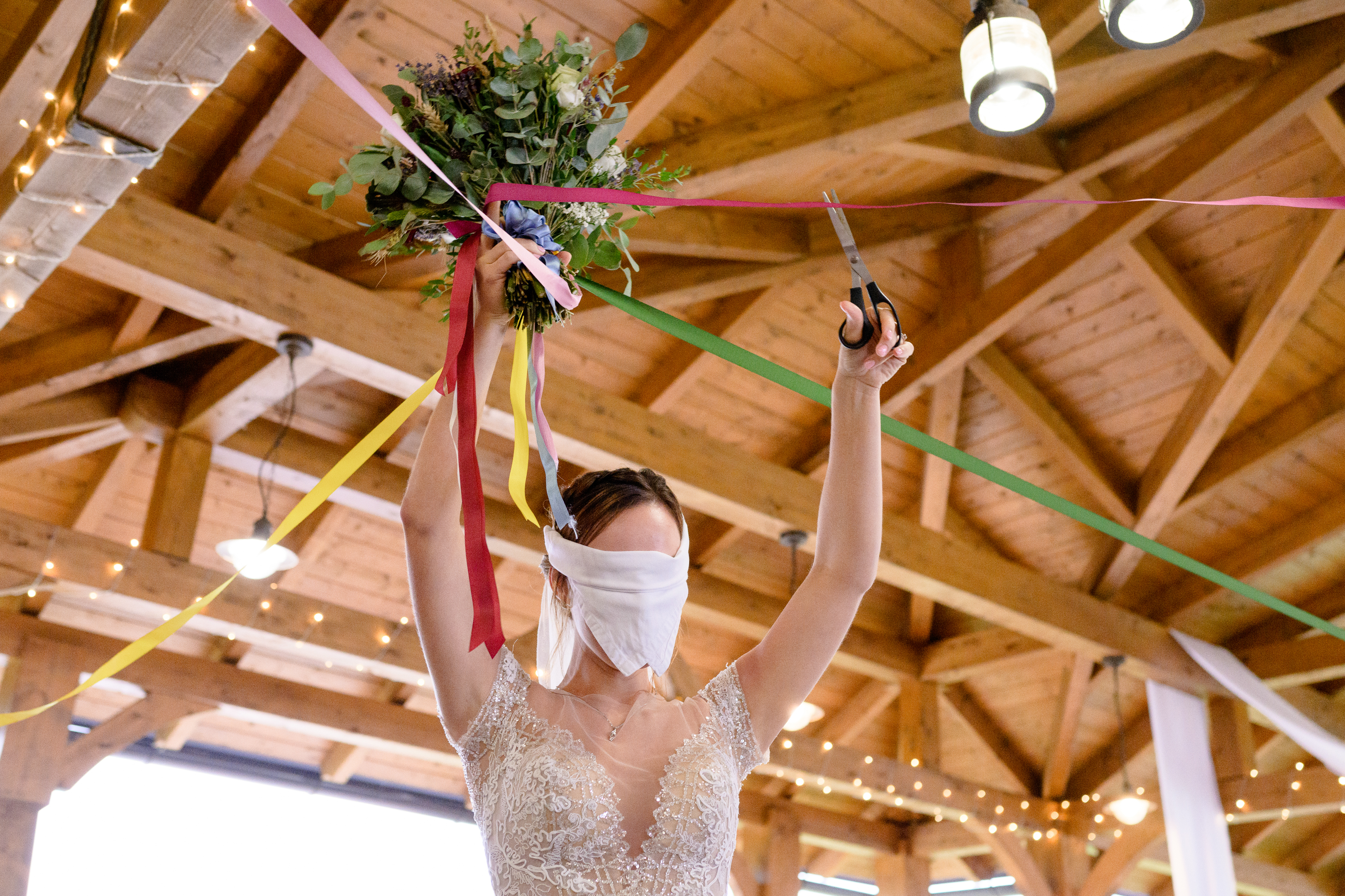 stříhání svatební kytice pod pergolou v Resort Mlýn Černovice
