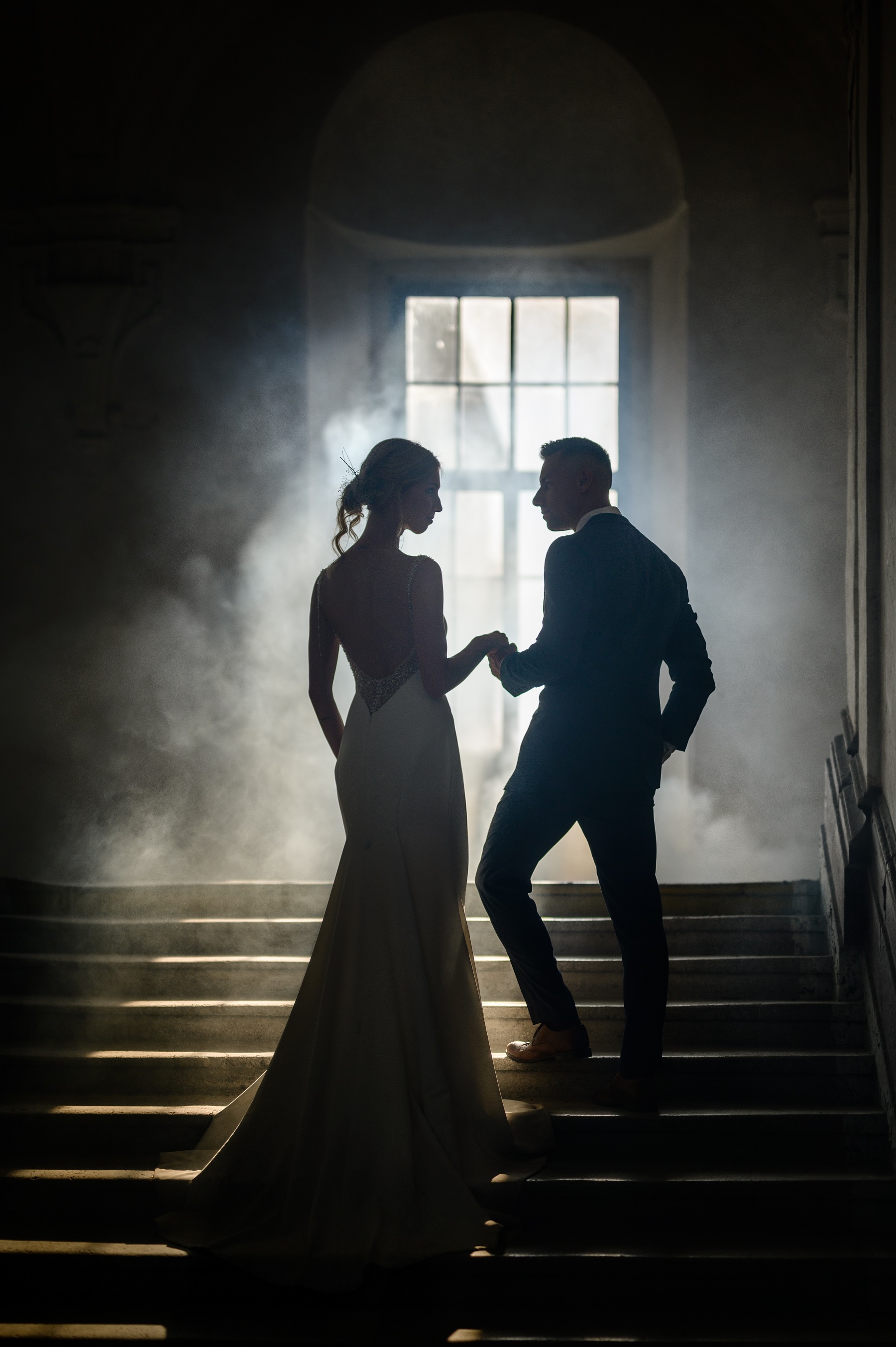 natáčení nevěsty a ženicha v protisvětle schodiště kláštera